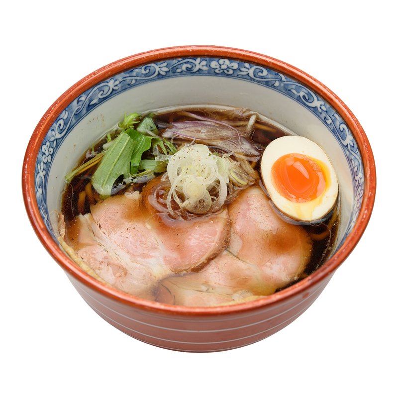 だし醤油そば。濃い色の醤油スープにチャーシュー、味玉、水菜
