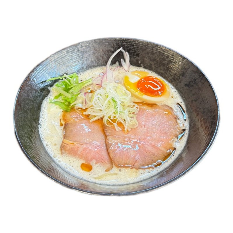 伊勢海老味噌鶏白湯ラーメン。黒い丼に白濁スープ、チャーシュー、味玉、白髪ネギ