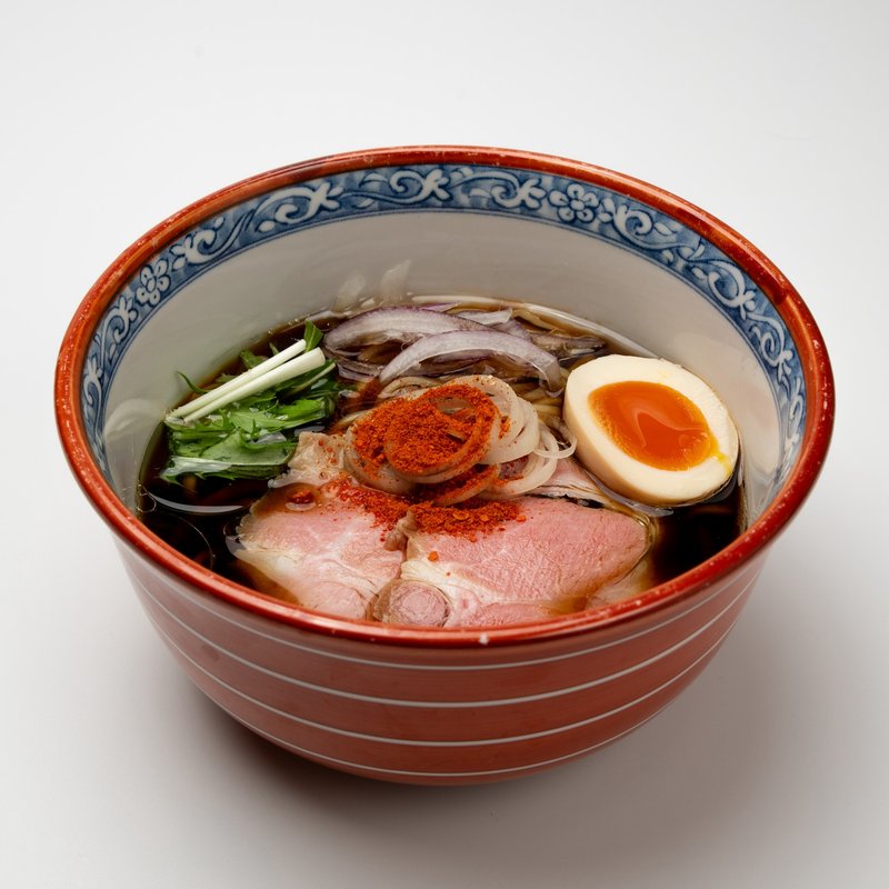 シビカラだし醤油そば。醤油スープに辛味パウダー、チャーシュー、味玉、水菜