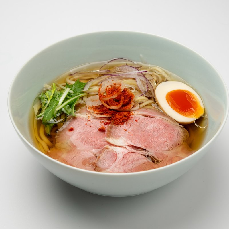 シビカラ貝だしそば。澄んだスープに辛味パウダー、チャーシュー、味玉、水菜