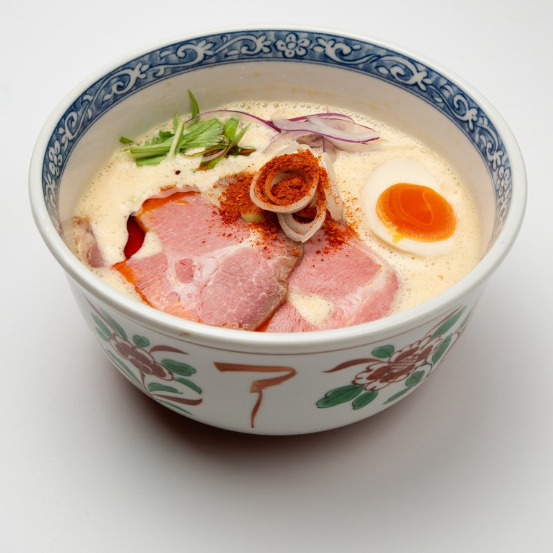 シビカラ味噌鶏白湯ラーメン。スープに辛味パウダーとラー油、チャーシュー、味玉