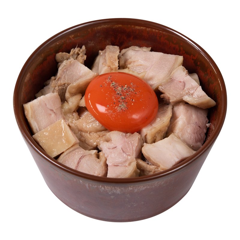 但馬鶏丼。鶏チャーシューを敷き詰め、卵黄をのせた丼