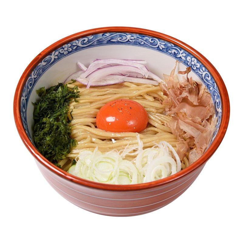 TKM（卵かけ麺）。麺の上に卵黄、青のり、かつお節、ネギ、アーリーレッド