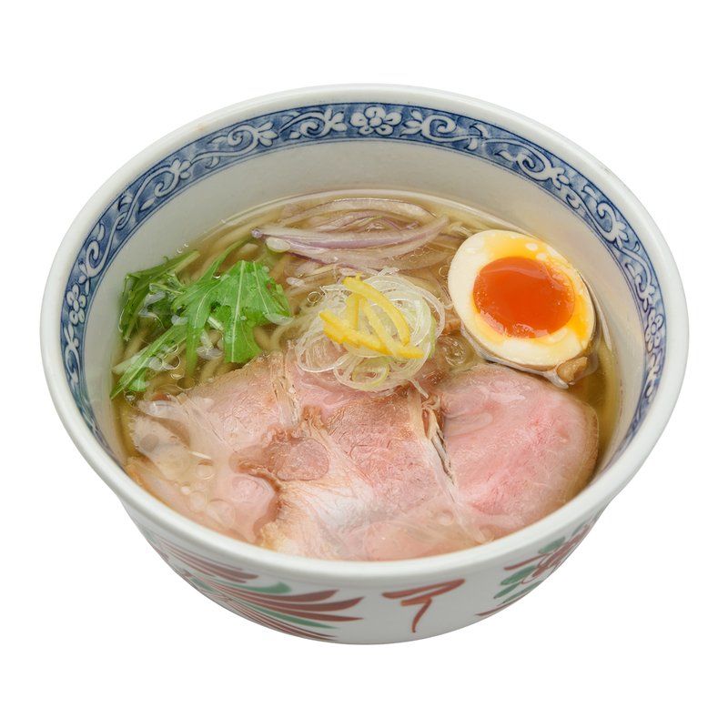 ゆず塩そば。澄んだ塩スープに柚子皮、チャーシュー、味玉、水菜