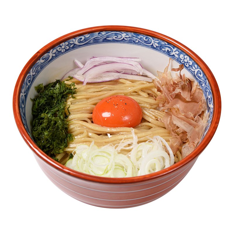 麺の上に卵黄、青のり、かつお節、ネギ、アーリーレッドをのせたTKM（卵かけ麺）