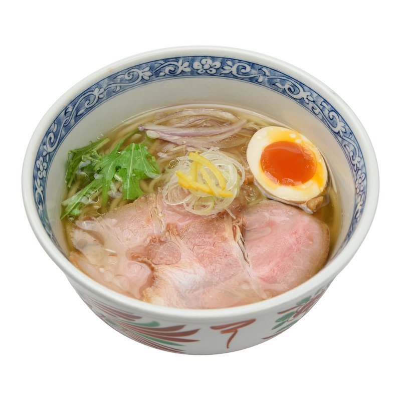 澄んだ塩スープに柚子皮、チャーシュー、味玉、水菜をのせたゆず塩そば